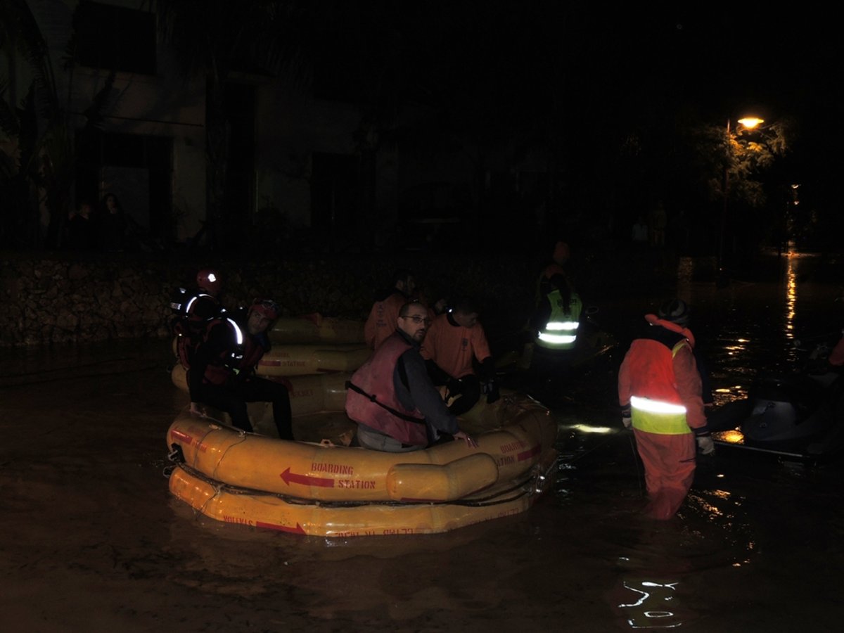 תיעוד: התושבים נתקעו בשיטפון, זק"א סייע בחילוץ