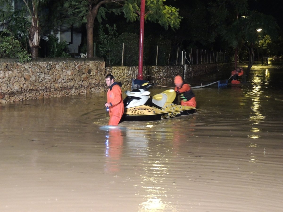 תיעוד: התושבים נתקעו בשיטפון, זק"א סייע בחילוץ