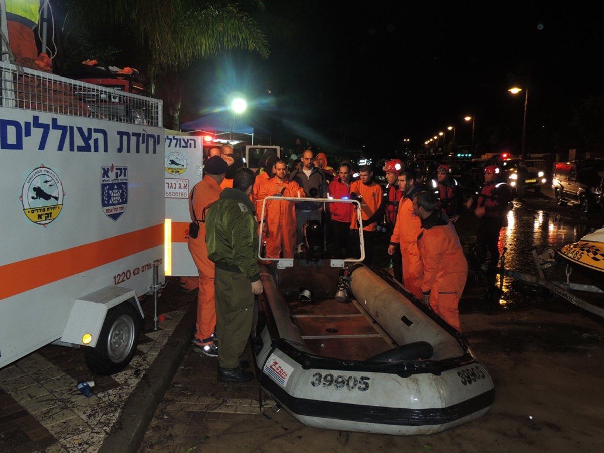 תיעוד: התושבים נתקעו בשיטפון, זק"א סייע בחילוץ