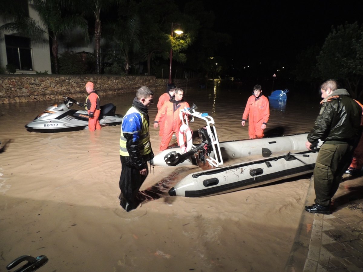 תיעוד: התושבים נתקעו בשיטפון, זק"א סייע בחילוץ