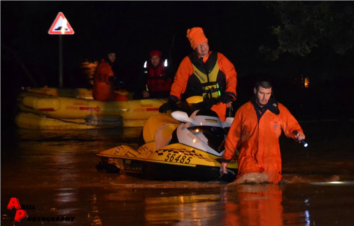 תיעוד: התושבים נתקעו בשיטפון, זק"א סייע בחילוץ