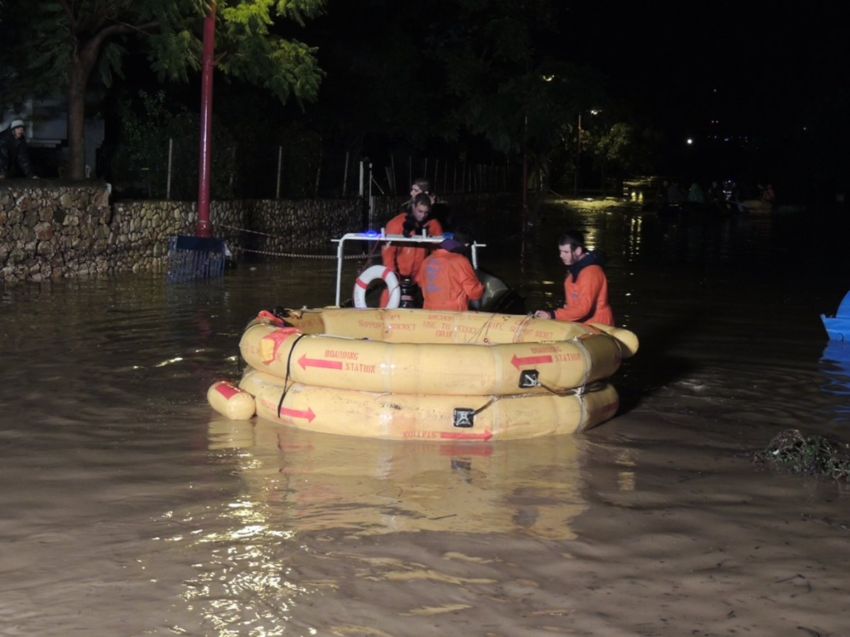 תיעוד: התושבים נתקעו בשיטפון, זק"א סייע בחילוץ