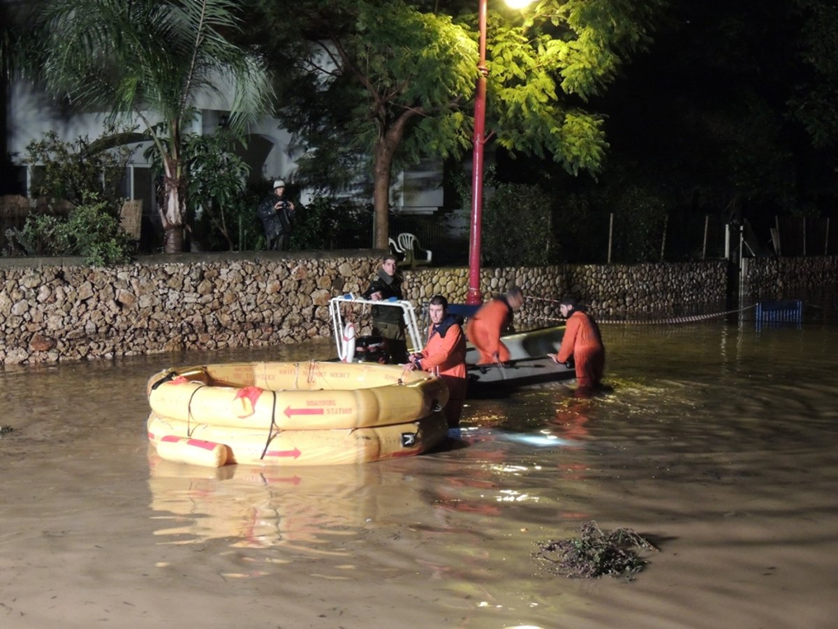 תיעוד: התושבים נתקעו בשיטפון, זק"א סייע בחילוץ