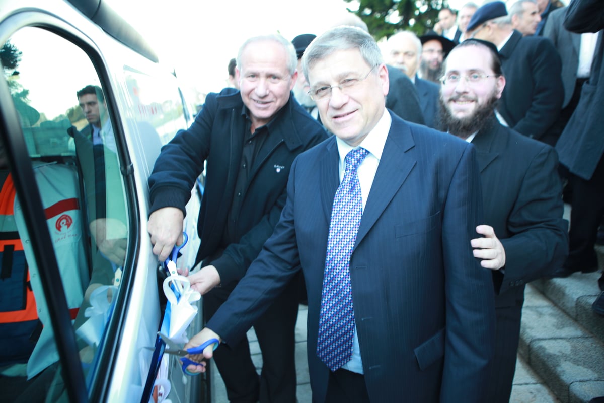 הרב ישראל צישנסקי עם רו"ח ראובן שיף והשר אבי דיכטר