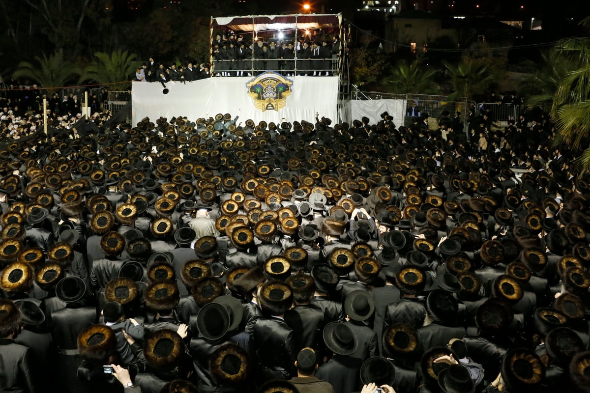 צפו: אלפי חסידי סאטמר בחתונת נכדת האדמו"ר