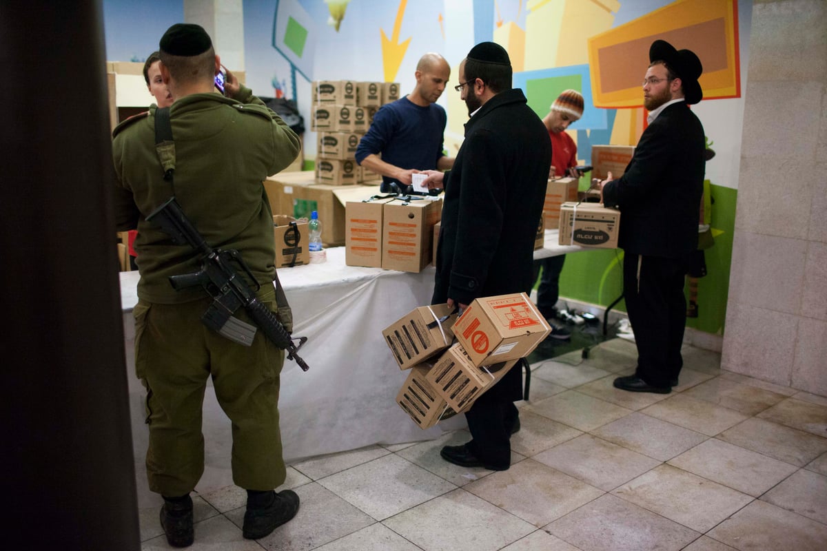 צפו: חוששים ומצטיידים בערכות מגן