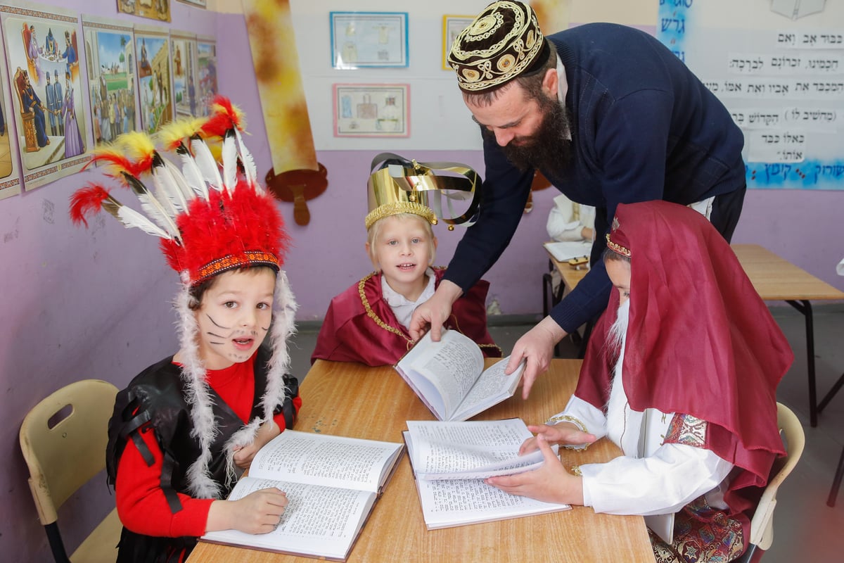 תיעוד מרהיב: ילדי ירושלים וביתר עילית מחופשים