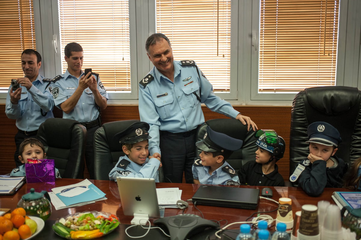 המפכ"ל והילדים השוטרים.