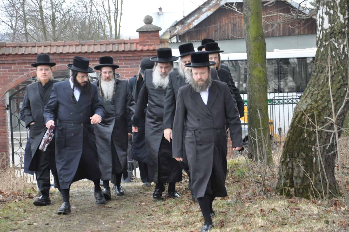 האדמו"ר מנדבורנה במסע לקברי אבות החסידות באירופה • תיעוד