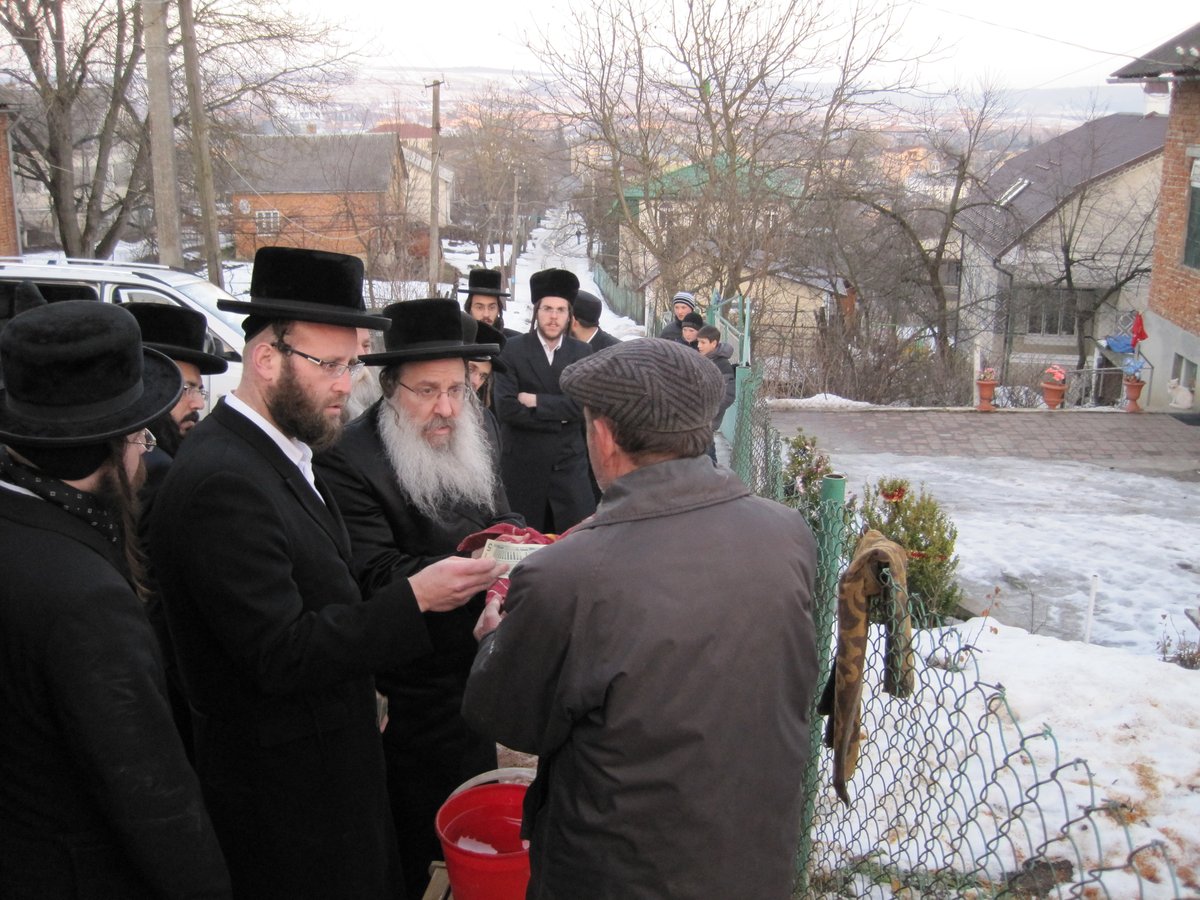 האדמו"ר מנדבורנה במסע לקברי אבות החסידות באירופה • תיעוד