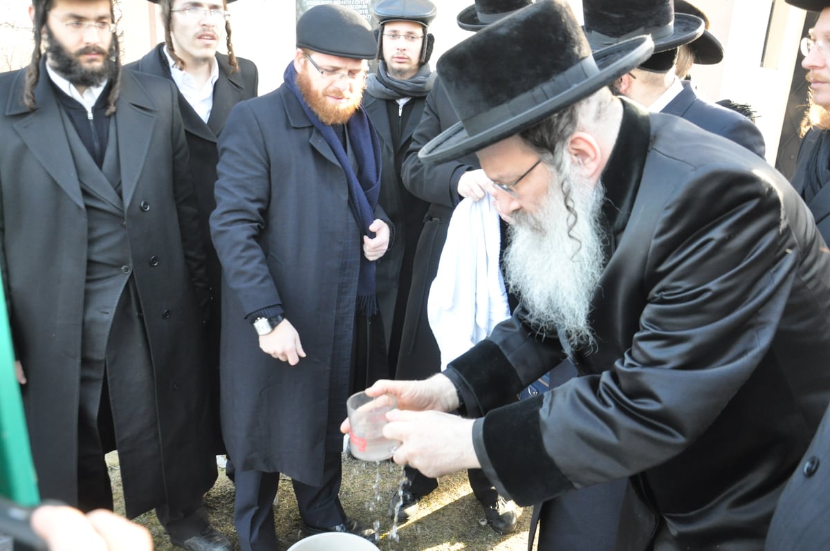 האדמו"ר מנדבורנה במסע לקברי אבות החסידות באירופה • תיעוד