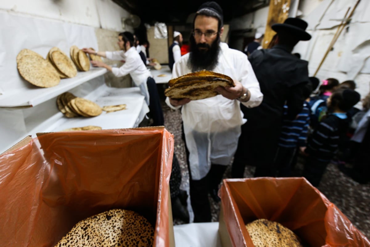 צפו: אפיית מצות, שלב אחר שלב