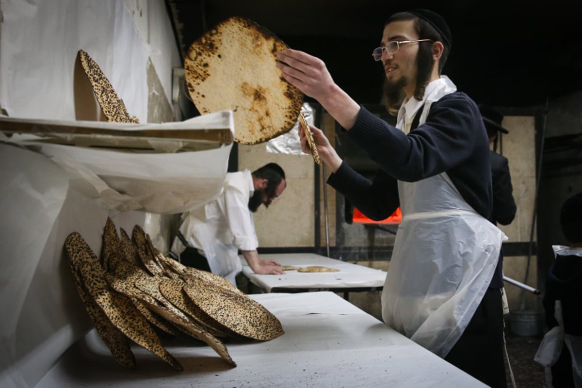 צפו: אפיית מצות, שלב אחר שלב