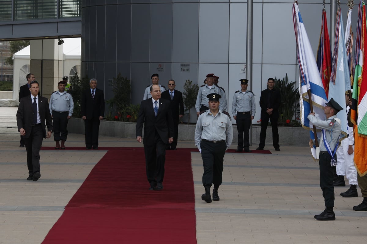 בוגי יעלון נכנס לתפקידו כשר הביטחון: "חרדת קודש"