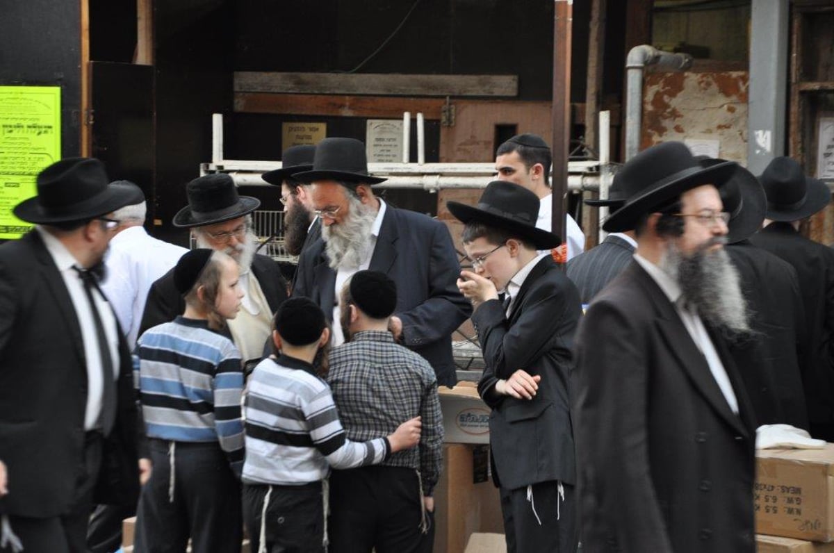 תושבי בני ברק מתכוננים לחג הפסח • צפו בגלריה