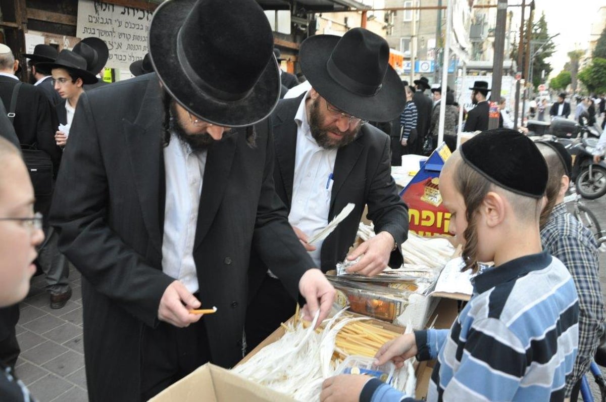 תושבי בני ברק מתכוננים לחג הפסח • צפו בגלריה