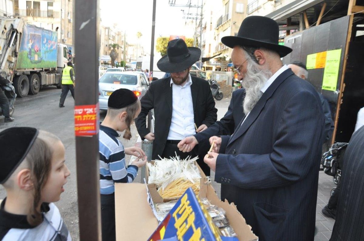 תושבי בני ברק מתכוננים לחג הפסח • צפו בגלריה