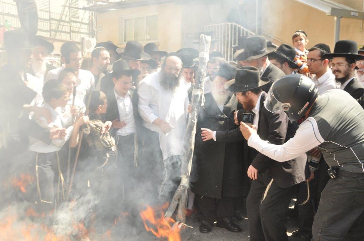 רבי חיים קנייבסקי סיים את כל התורה ושרף חמץ • צפו