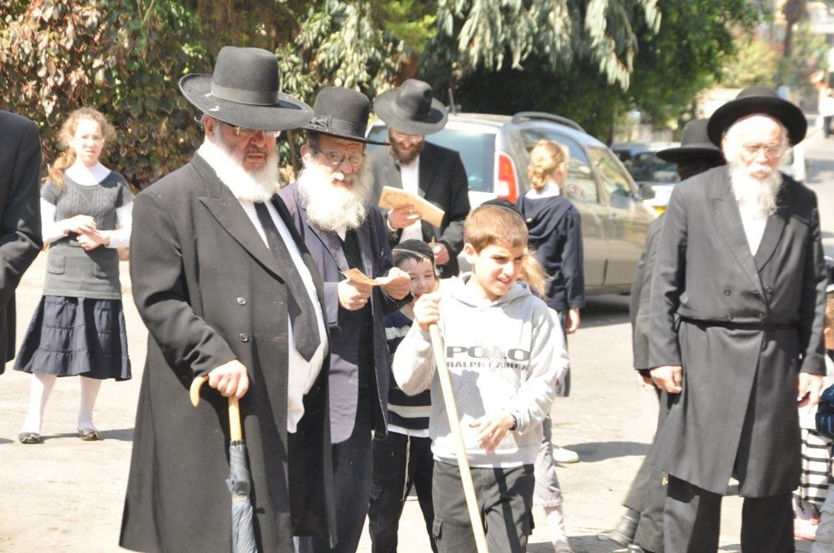 רבי חיים קנייבסקי סיים את כל התורה ושרף חמץ • צפו