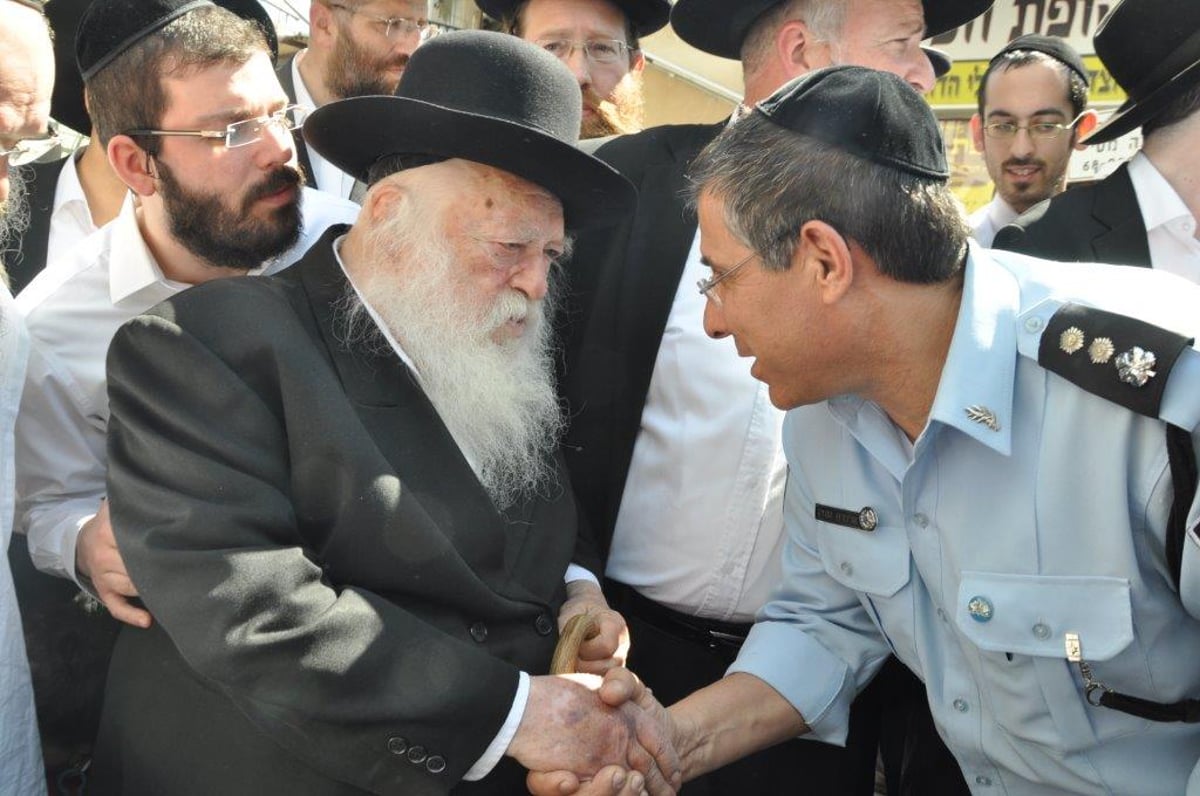 רבי חיים קנייבסקי סיים את כל התורה ושרף חמץ • צפו