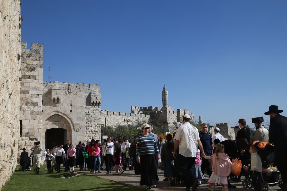 חול המועד: אלפים יצאו לבלות בפארקים • צפו בגלריה