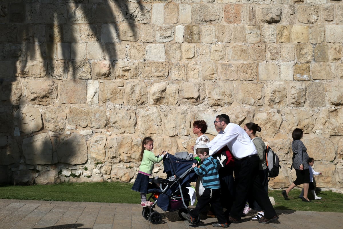 חול המועד: אלפים יצאו לבלות בפארקים • צפו בגלריה