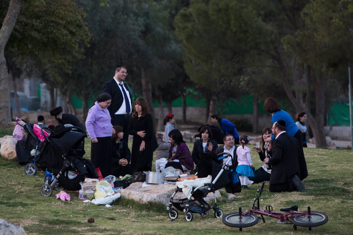 חול המועד: אלפים יצאו לבלות בפארקים • צפו בגלריה