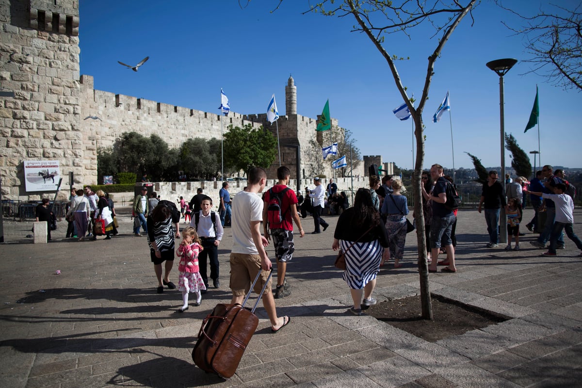 חול המועד: אלפים יצאו לבלות בפארקים • צפו בגלריה