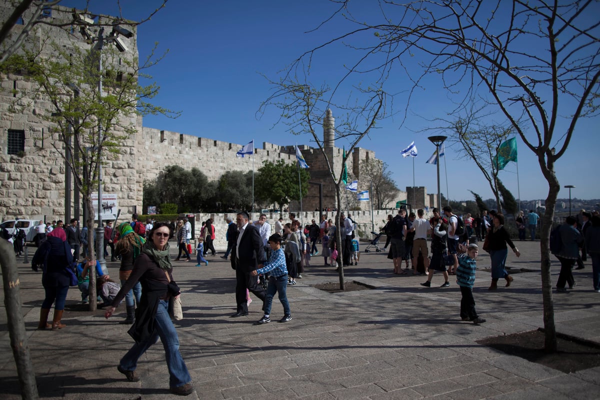 חול המועד: אלפים יצאו לבלות בפארקים • צפו בגלריה