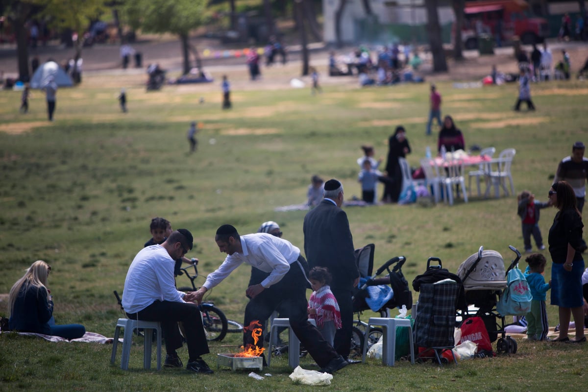 חול המועד: אלפים יצאו לבלות בפארקים • צפו בגלריה