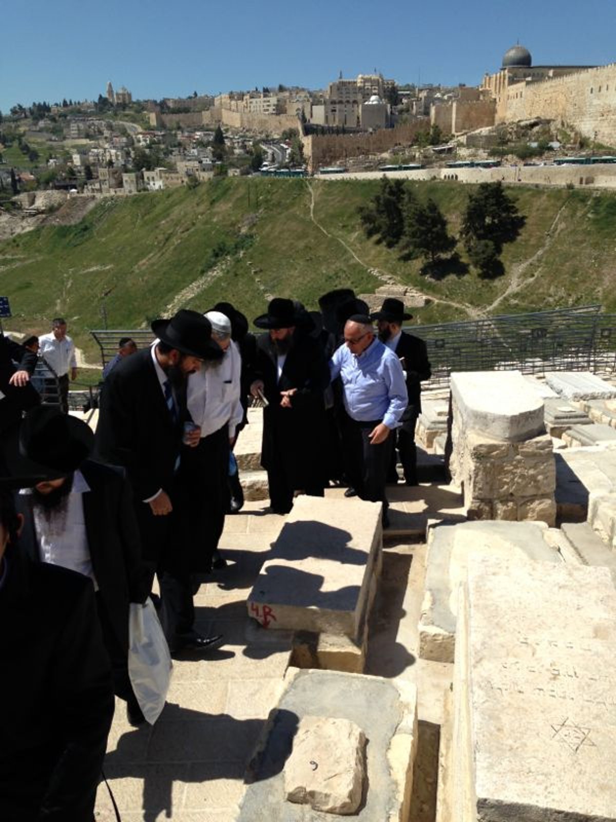 האדמו"ר רבי יקותיאל אבוחצירא בציון אביו הבאבא מאיר זיע"א • גלריה