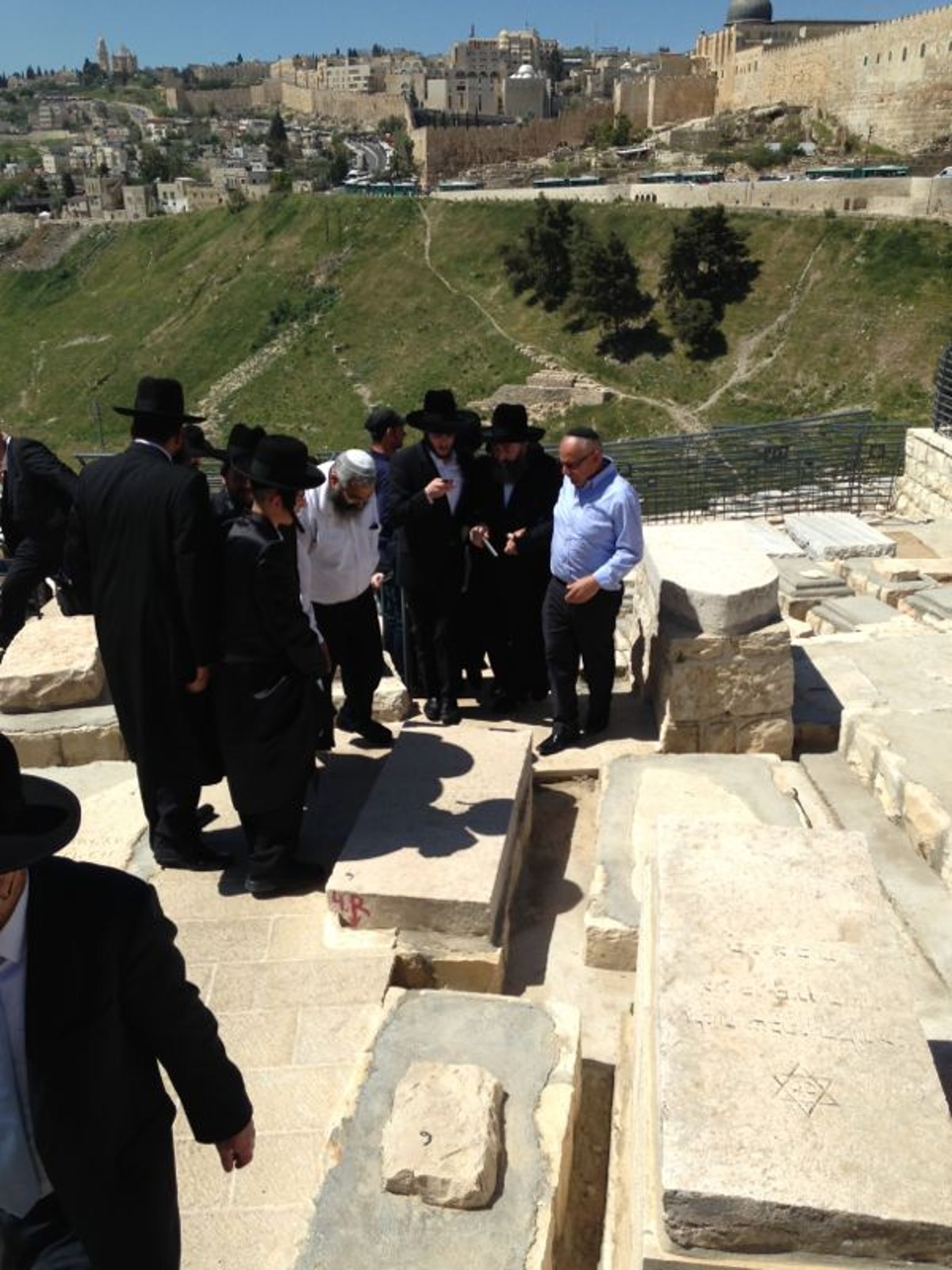 האדמו"ר רבי יקותיאל אבוחצירא בציון אביו הבאבא מאיר זיע"א • גלריה