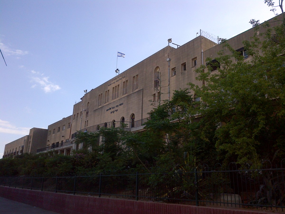 דגל ישראל מתנוסס מעל  ישיבת פוניבז' • תמונות