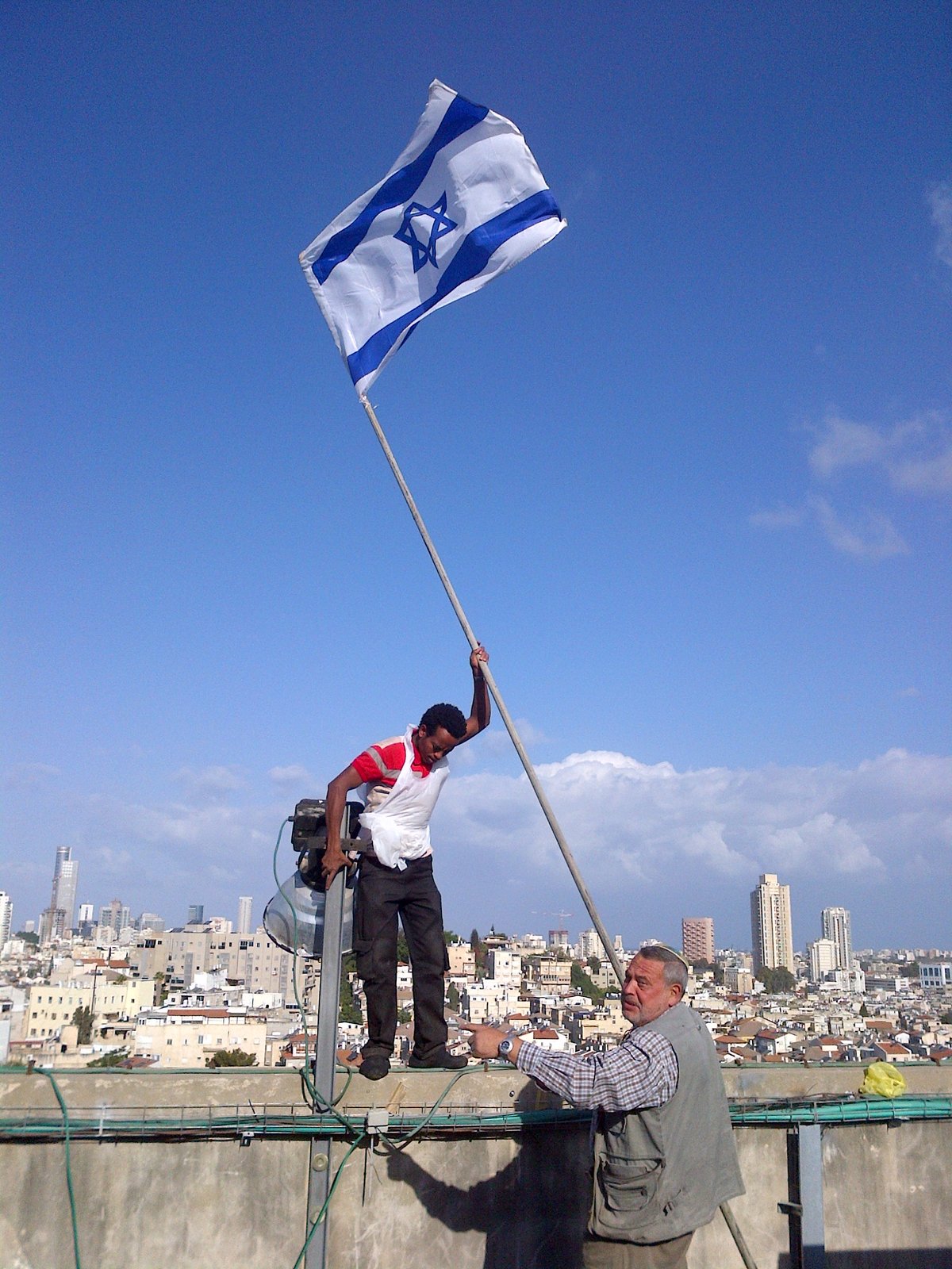 דגל ישראל מתנוסס מעל  ישיבת פוניבז' • תמונות