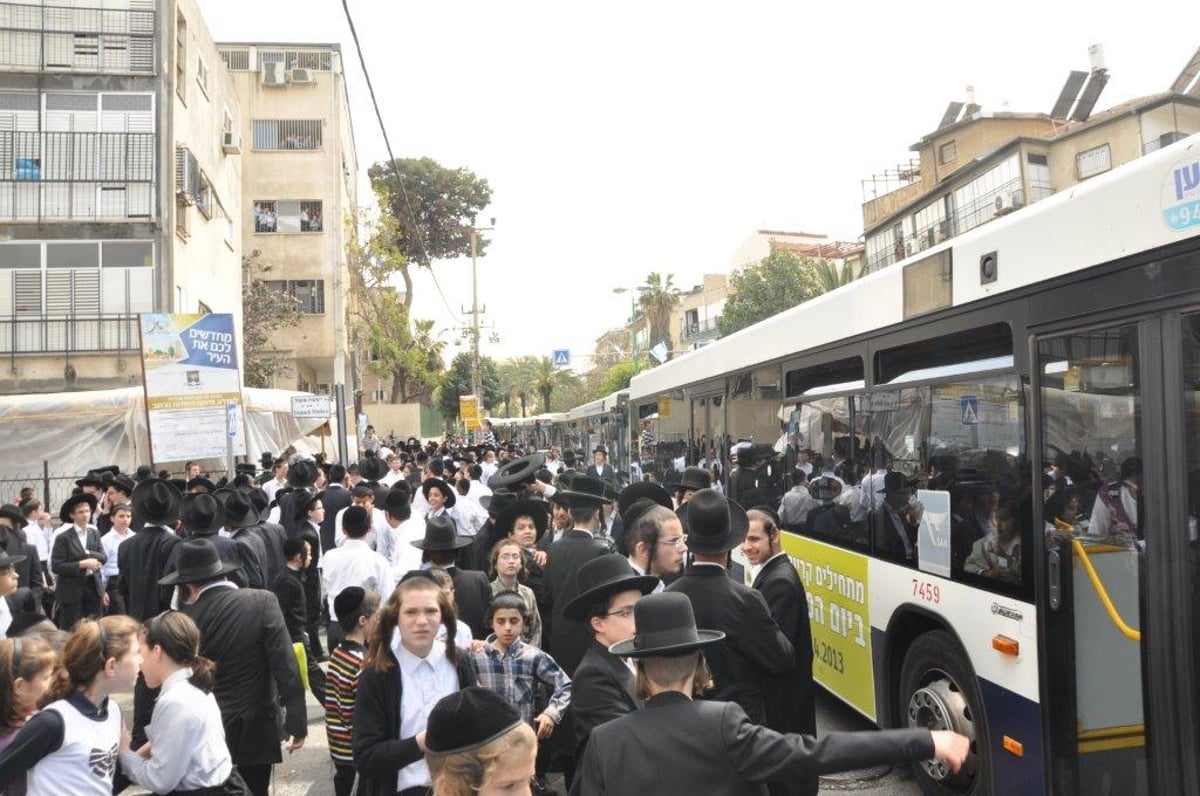 המפגינים מנסים לחסום את רוחב חזון איש בבני ברק