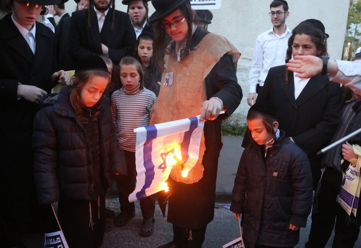 צפו: כך ציינו את יום העצמאות במאה שערים: שריפת דגלים והנפת שלטים