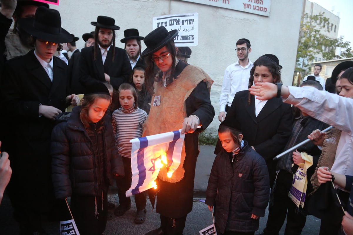 צפו: כך ציינו את יום העצמאות במאה שערים: שריפת דגלים והנפת שלטים