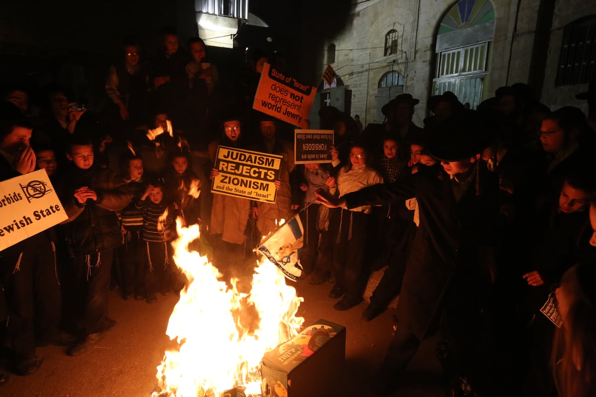 צפו: כך ציינו את יום העצמאות במאה שערים: שריפת דגלים והנפת שלטים