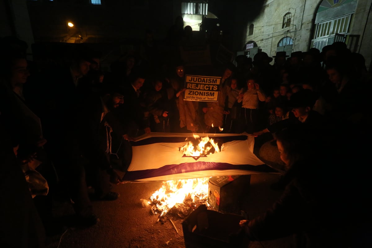 צפו: כך ציינו את יום העצמאות במאה שערים: שריפת דגלים והנפת שלטים