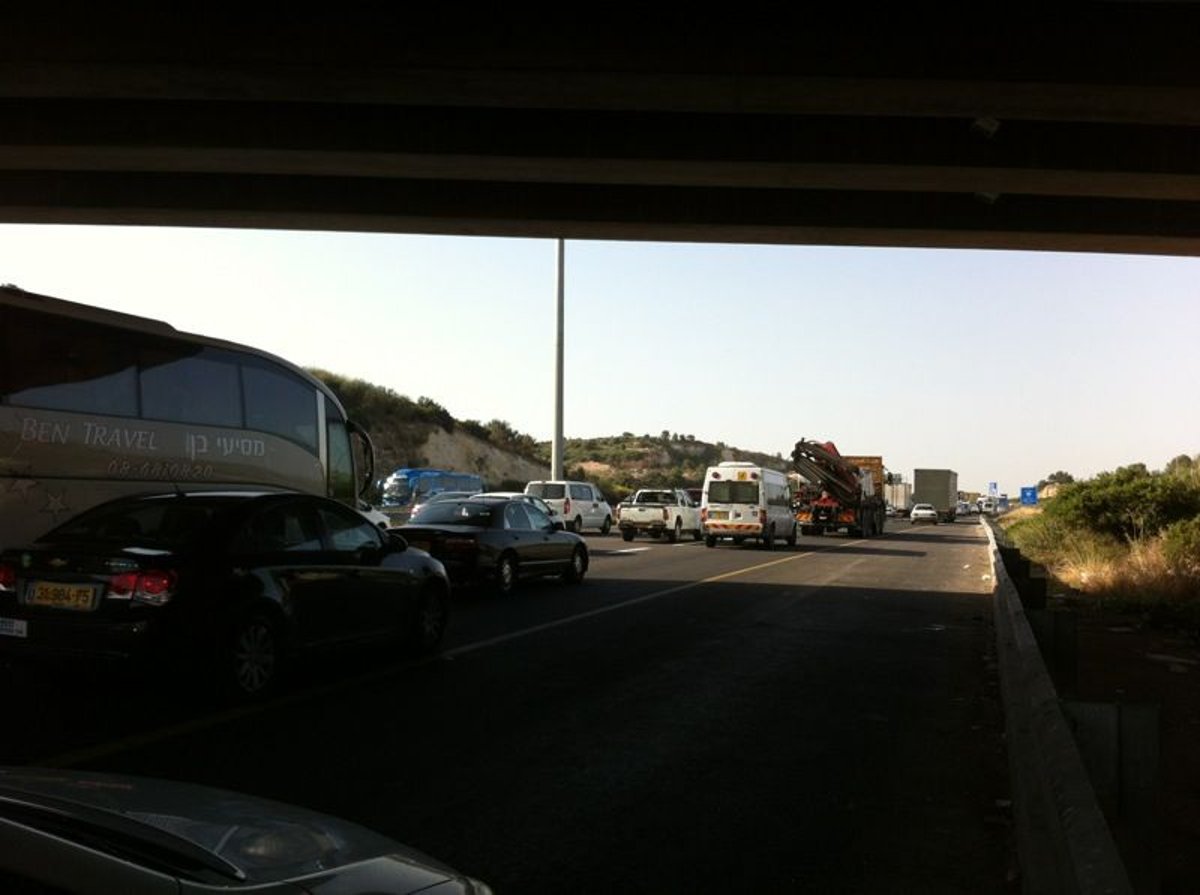 מערך התחבורה בקריסה: פקקי ענק, רבבות תקועים