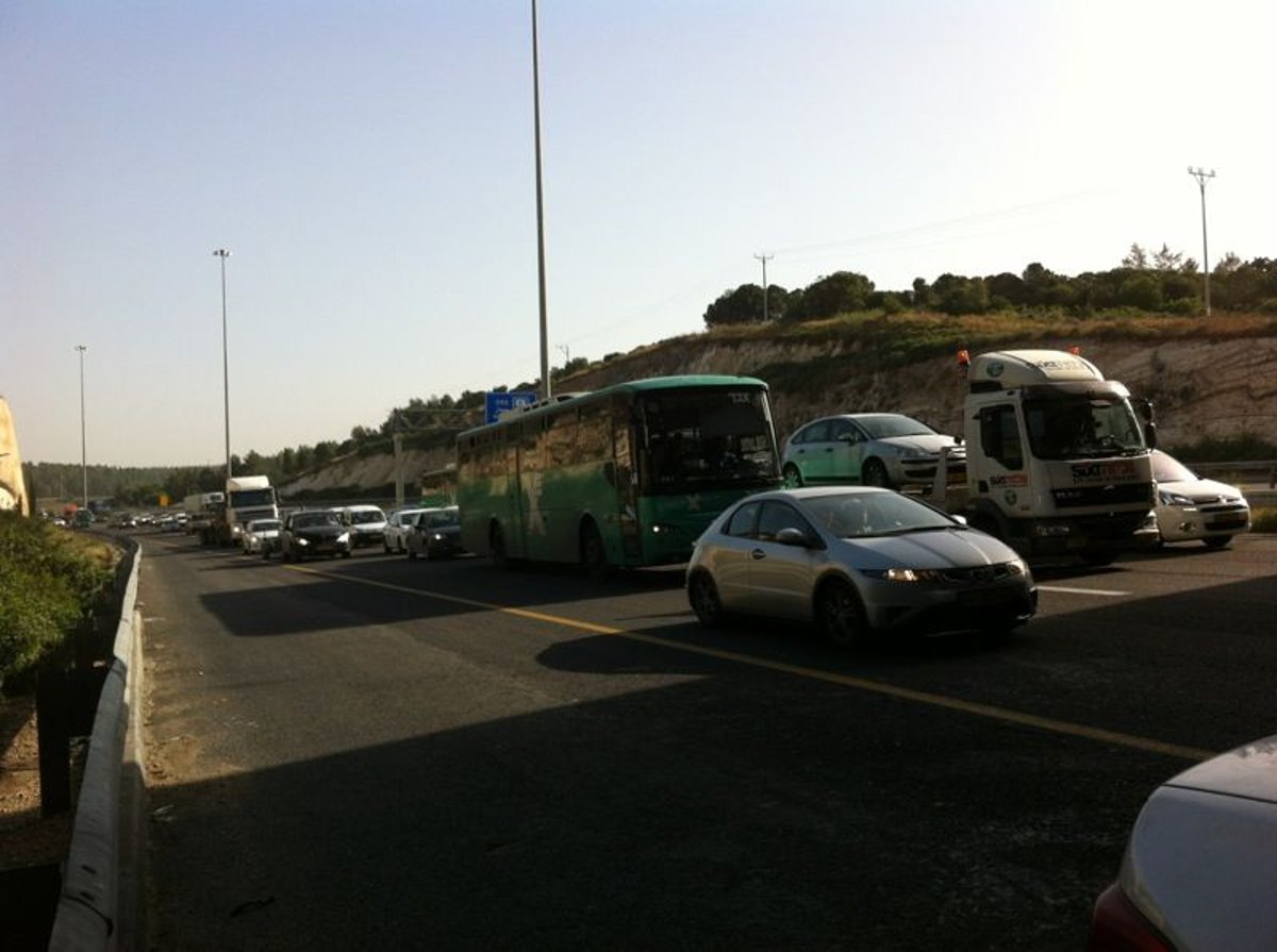 מערך התחבורה בקריסה: פקקי ענק, רבבות תקועים