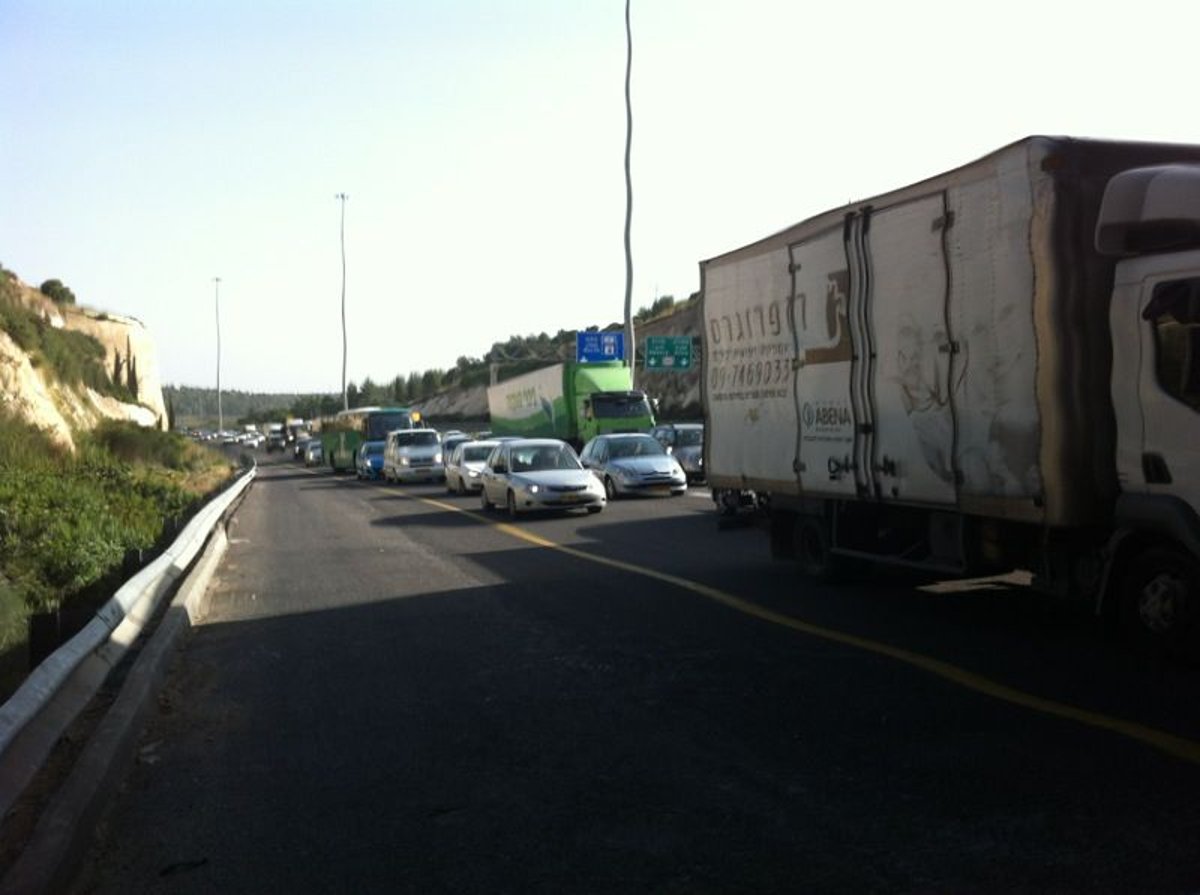 מערך התחבורה בקריסה: פקקי ענק, רבבות תקועים