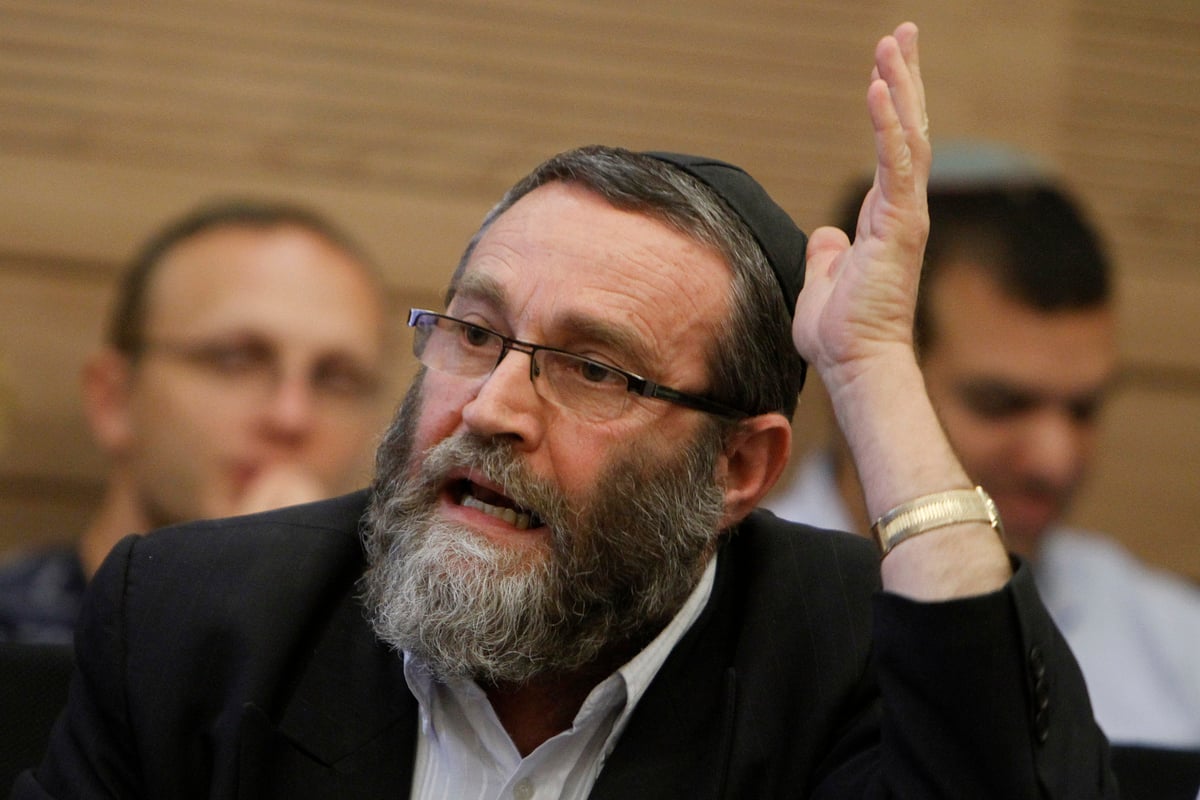 צבועים, משה גפני