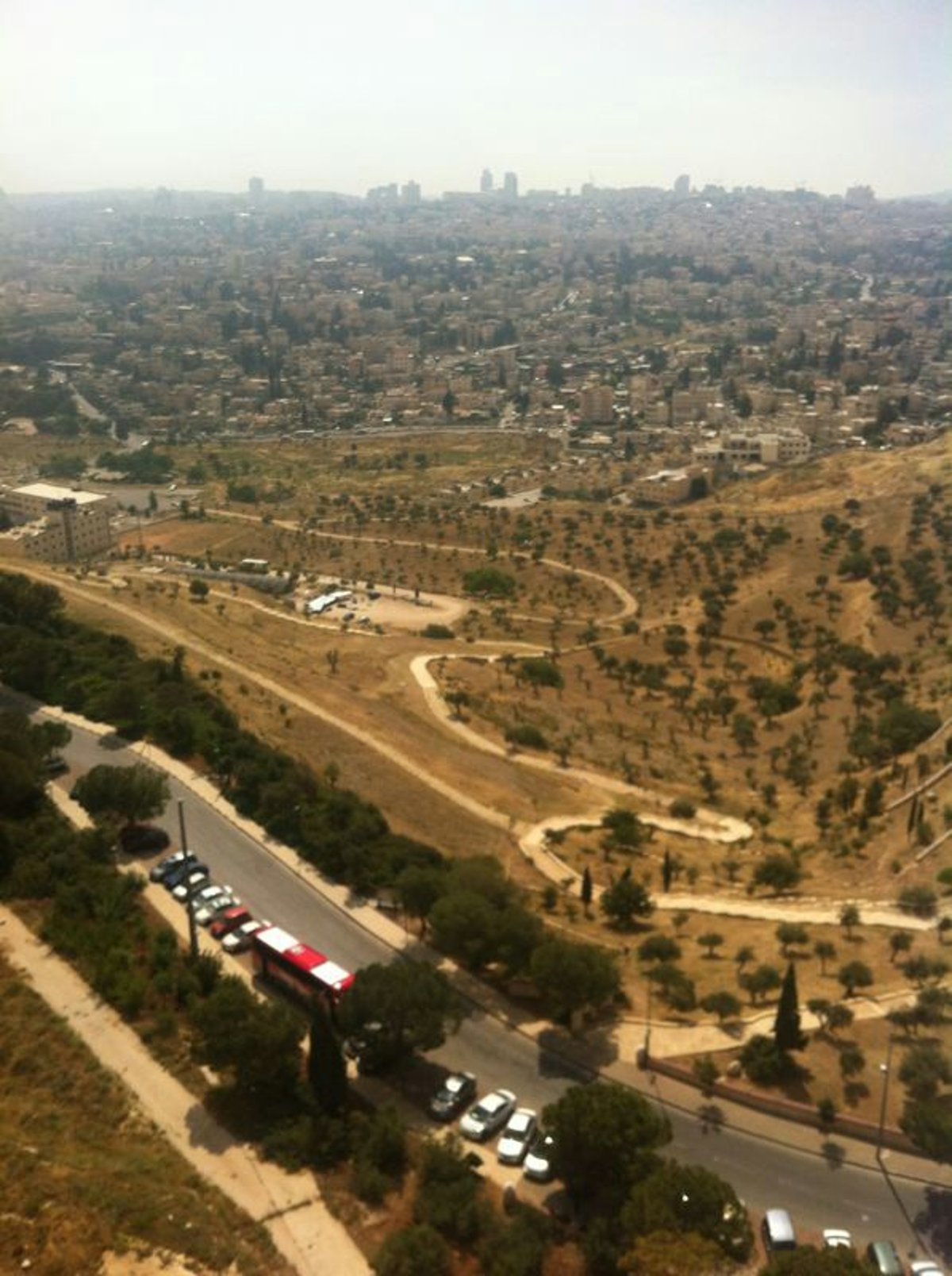 הגימיק של טוקר ליום ירושלים: שידור מעל מנוף גבהים