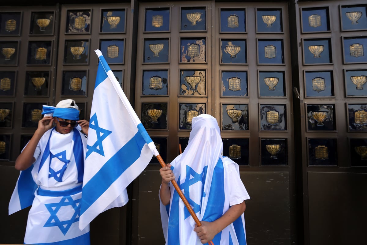 חגיגה שכזו: ריקוד דגלים ביום ירושלים • גלריה