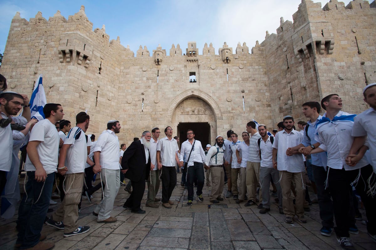 חגיגה שכזו: ריקוד דגלים ביום ירושלים • גלריה