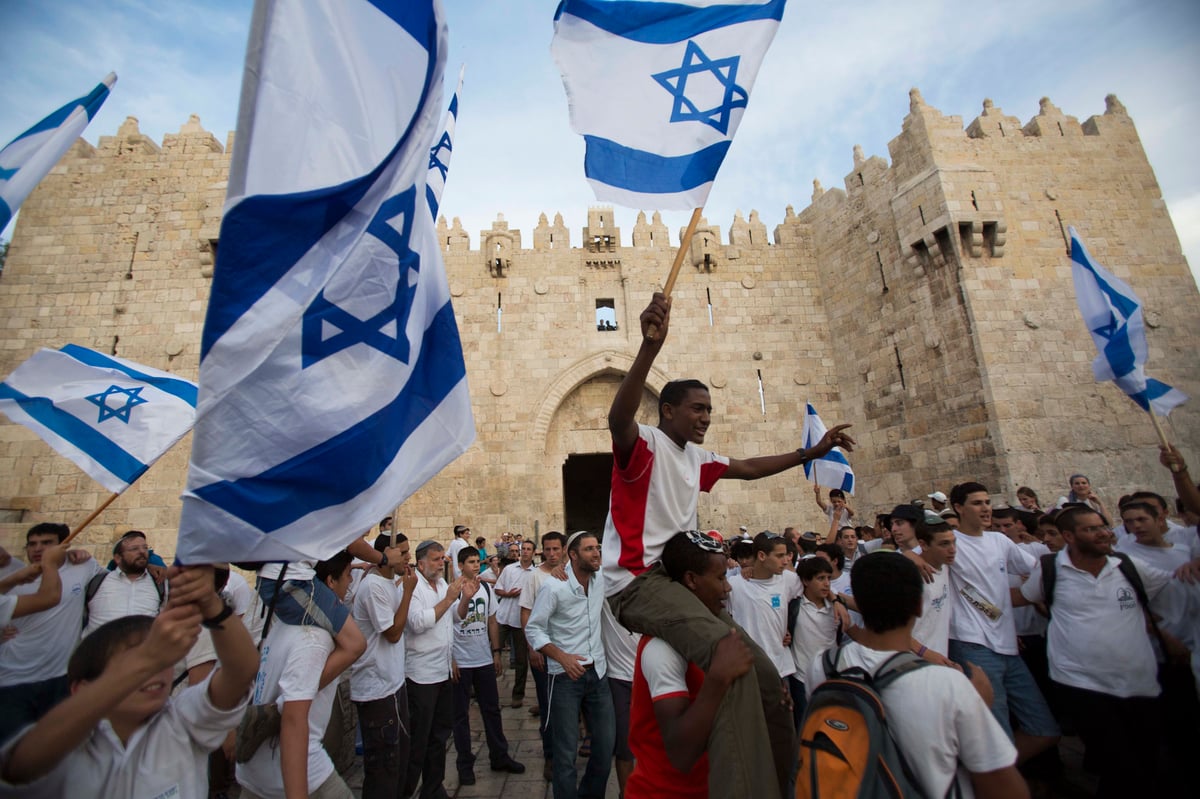 חגיגה שכזו: ריקוד דגלים ביום ירושלים • גלריה