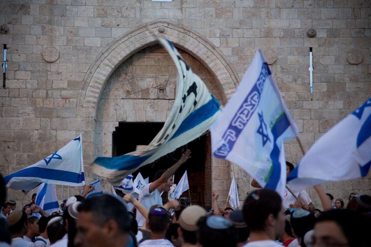 חגיגה שכזו: ריקוד דגלים ביום ירושלים • גלריה