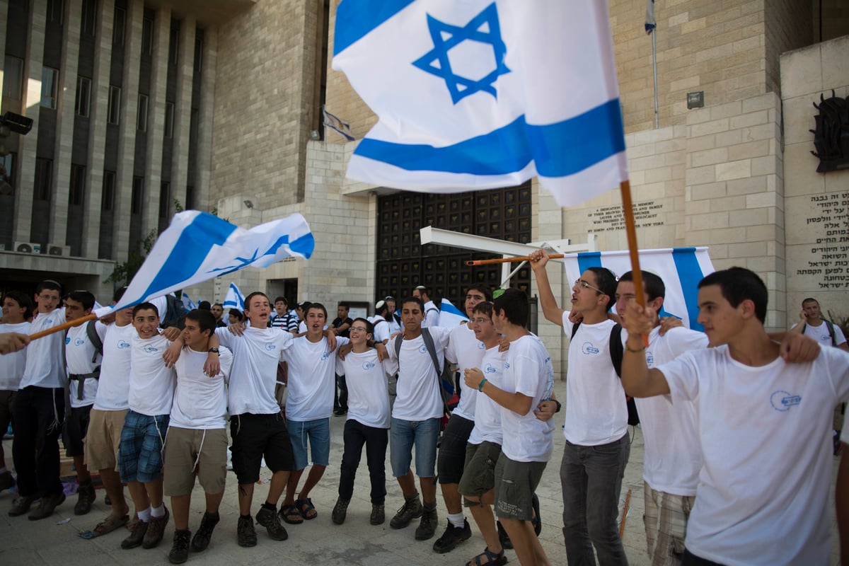 חגיגה שכזו: ריקוד דגלים ביום ירושלים • גלריה