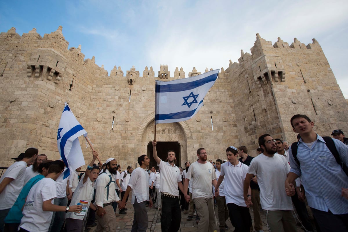 חגיגה שכזו: ריקוד דגלים ביום ירושלים • גלריה